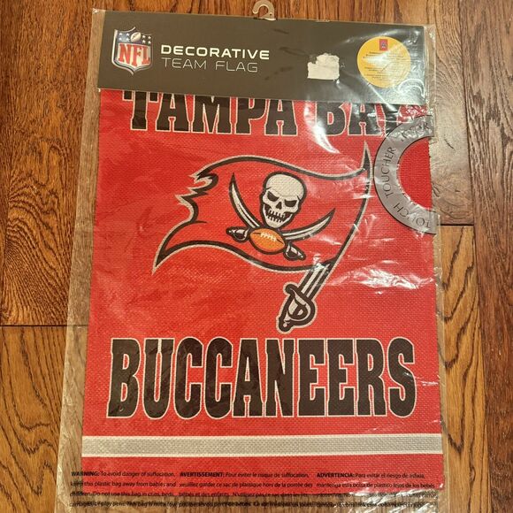 New In Package Tampa Bay Buccaneers 18" x 12.5" Embossed Suede Garden Flag NFL - Picture 1 of 10